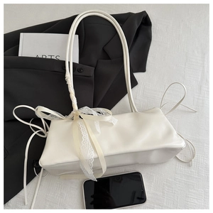 Dettaglio borsa sottospalla bianco crema con pizzo elegante e fiocco in nastro di raso