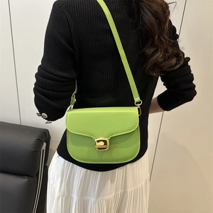 Sac bandoulière vert fluo avec fermoir tournant doré et bandoulière en cuir