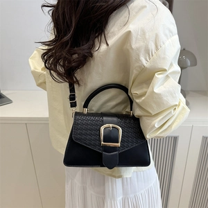 Schwarze Handtasche mit Webstruktur, goldener Schnalle und verstellbarem Schultergurt