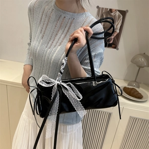 Borsa sottobraccio minimalista in pelle nera lucida con fiocchi di pizzo bianco donna