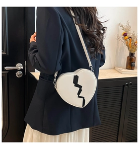 Gros plan d'un sac à bandoulière en forme de cœur avec un motif craquelé noir unique
