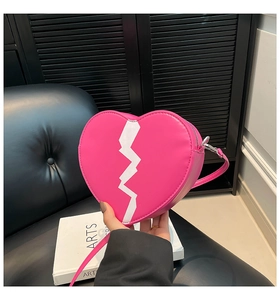 Détail du sac coeur en cuir PU rose avec motifs d'éclairs blancs et fermeture éclair argentée