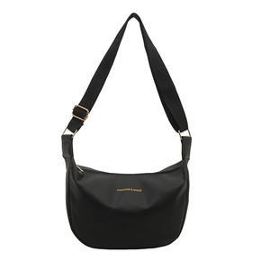 Sac fourre-tout demi-lune noir minimaliste avec bandoulière réglable et détails dorés