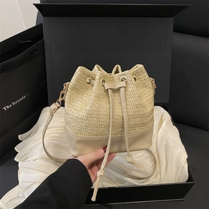 Fashionable summer straw bucket bag with drawstring closure and crossbody strap