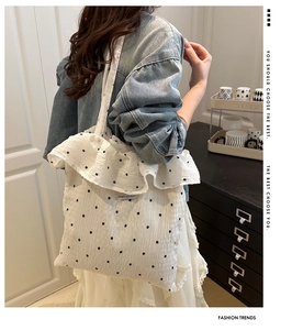 Dettaglio della borsa tote in rete bianca a fiori con volant ed etichetta Magic Pocket