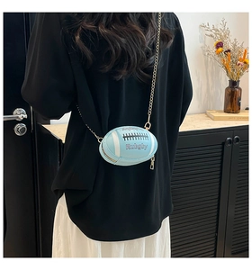 Sac à bandoulière bleu clair en forme de rugby avec chaîne dorée sur mannequin