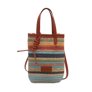 Sac bandoulière tissé à rayures multicolores avec poignées en similicuir brun et logo