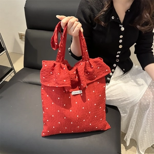 Borsa tote rossa a fiori con volant e tessuto arricciato per un look da fata