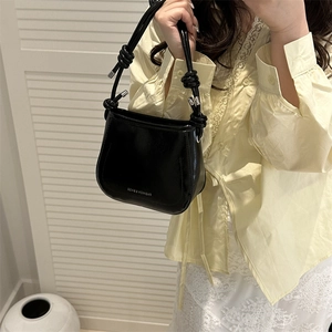 Secchiello nero minimalista con manico annodato e scritta argentata alla moda