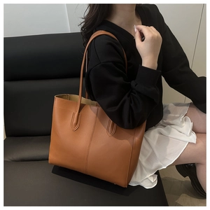 Sac fourre-tout minimaliste caramel en simili cuir avec surpiqûres et bandoulière longue