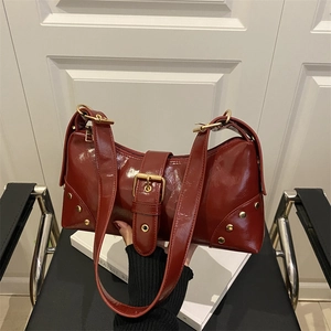 Borsa Sottobraccio in Pelle PU Lucida Retro per Donna Borsa a Tracolla Decorata con Rivetti Con Fibbia Dorata Borsa Baguette da Festa