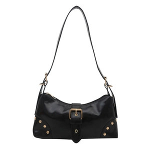 Sac sous le bras noir brillant avec clous dorés et boucle de ceinture sur fond blanc