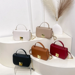 Sacs à bandoulière de style français en cinq couleurs avec fermoirs métalliques sur socles