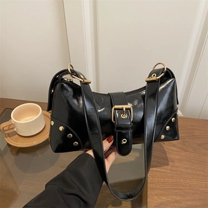 Sac à Épaule en Cuir PU Style Moto Rétro pour Femmes Décoration Rivets Sac Sous le Bras Brillant Y2K Streetwear Sac Couleur Unie
