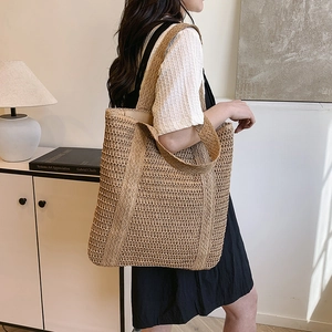 Large woven straw shoulder bag for beach vacations with minimalist reinforced vertical stripes