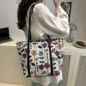 Chic vintage floral knit tote bag with black straps for stylish daily commute use