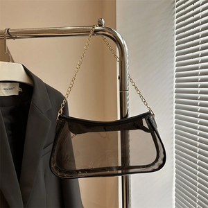 Borsa a spalla minimalista in PVC grigio fumo con elegante catena dorata sottile