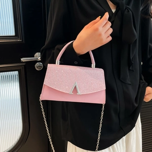 Sac à bandoulière rose en paillettes et cuir avec boucle argentée en forme de V