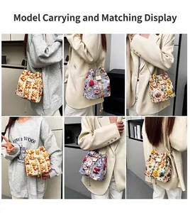 Vues détaillées des sacs seaux imprimés avec motifs de dessins animés et bandoulières