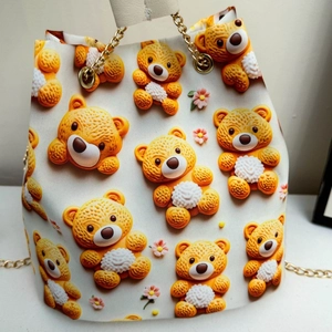 Gros plan d'un sac seau blanc avec motifs d'oursons 3D et détails de chaîne dorée