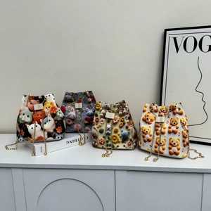 Sac seau à imprimé cartoon 3D avec bandoulière chaîne dorée pour femme en été chic