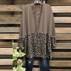 Haut femme col en V avec empiècement léopard et haut marron uni dans une coupe ample