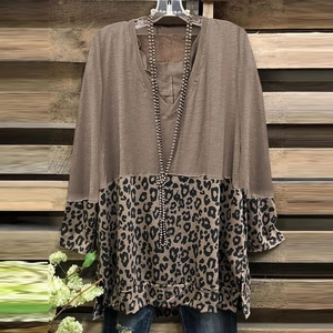 Haut femme à col en V avec patchwork imprimé léopard et manches 3/4 style bohème