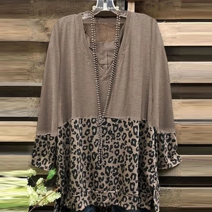 Chemisier femme col en V avec patchwork imprimé léopard et manches 3/4 en taupe-brun