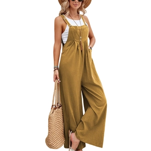 Vue complète d'une combinaison large en lin jaune moutarde avec accessoires de vacances