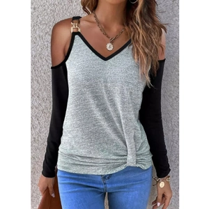 Top gris de hombros descubiertos con bloques de color, hebillas de metal y nudo en el dobladillo