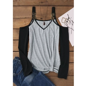 Camiseta de manga larga con hombros descubiertos, cuerpo gris y hebilla de metal