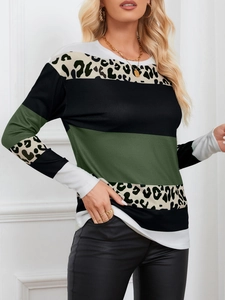 Detail van sweatshirt met ronde hals voorzien van luipaardprint en groen kleurblok-ontwerp
