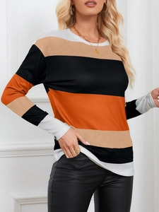 Detail van gestreepte gebreide top met lange mouwen en meerkleurig patchworkdesign