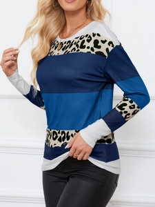 Detail van top met lange mouwen in kleurblokken met blauw, wit en een klassieke panterprint