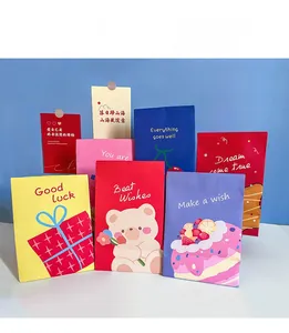 Assortiment kleurrijke papieren cadeautassen met schattige beer- en taartillustraties