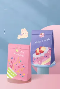 Detail van roze en paarse papieren cadeauzakjes met Make a wish tekst en cake-illustraties