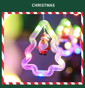 Detail der weihnachtsbaumförmigen LED-Leuchte mit kleiner Weihnachtsmann-Figur innen