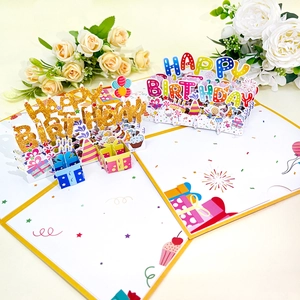 Biglietto auguri 3D con torta colorata e decorazioni in carta tagliata a mano