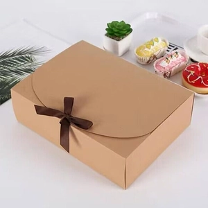 Detail der rechteckigen Kraftpapier-Geschenkbox mit brauner Schleife und Klappdeckel