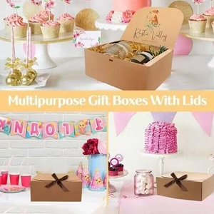Detailansicht der braunen Kraftpapier-Geschenkboxen mit Bändern und Festdekoration
