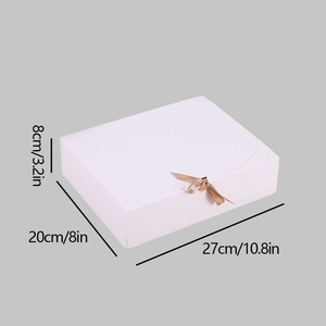 Weiße Geschenkschachtel mit Goldschleife und Maßangaben 27x20x8cm auf grauem Grund