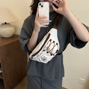 Sac de poitrine rétro blanc style Harajuku avec cordons contrastés et logo arrondi
