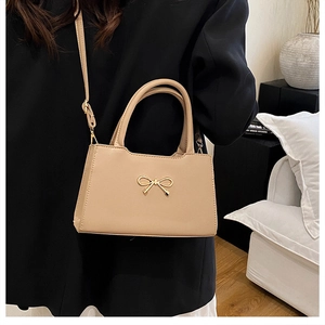 Détail du nœud doré et de la texture en cuir PU sur ce sac à main beige élégant