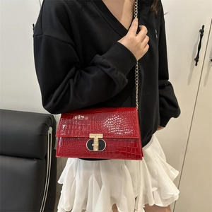 Red crocodile pattern shoulder bag with gold chain strap and T-shaped metal lock