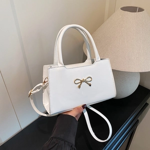 Sac à main trapèze blanc élégant avec nœud doré et bandoulière réglable polyvalente