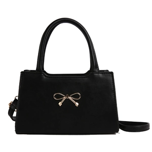 Sac bandoulière trapèze noir de style français avec nœud doré élégant et poignée supérieure