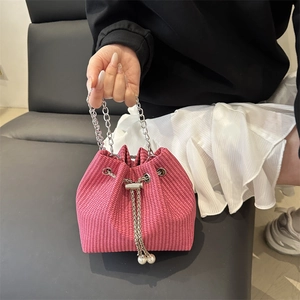 Rosa gewebte Beuteltasche mit silberner Kette und Perlenanhängern für Damen