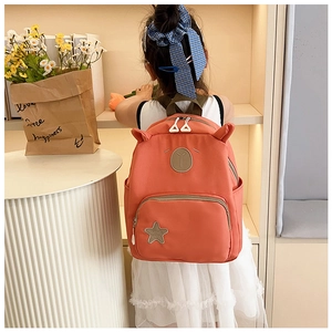 Dettaglio zainetto arancione per bambini con orecchie 3D e spallacci imbottiti
