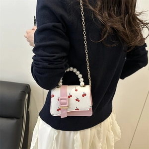 Mini sac bandoulière imprimé cerise avec poignée en perles et chaîne dorée