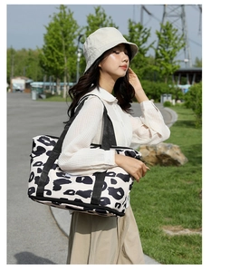 Grand sac cabas en toile à imprimé léopard avec des anses tissées noires